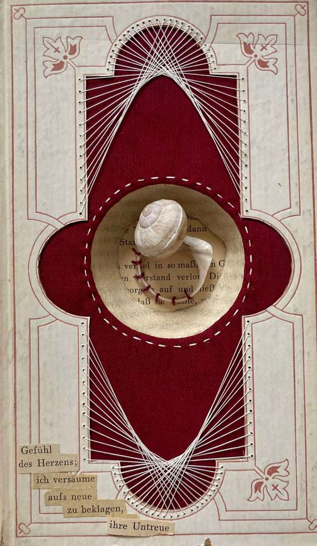 Rotes Buch mit eingearbeiteter Schnecke.