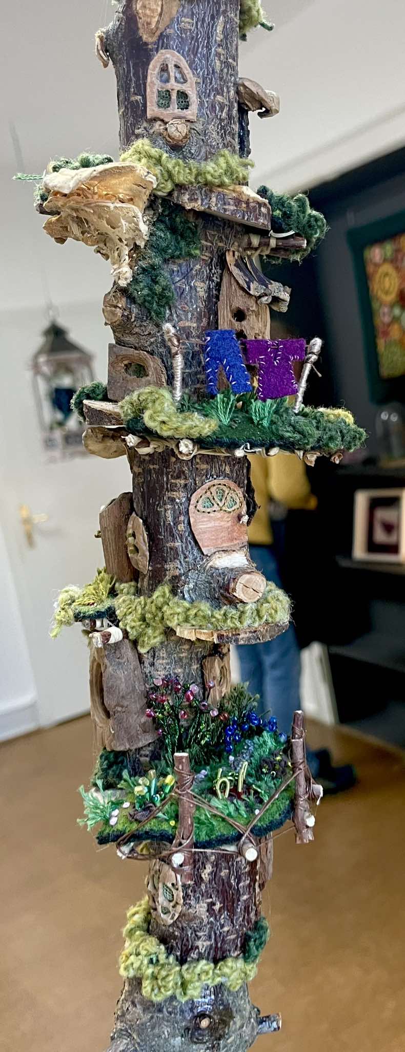 Holzast mit Etagenwohnungen