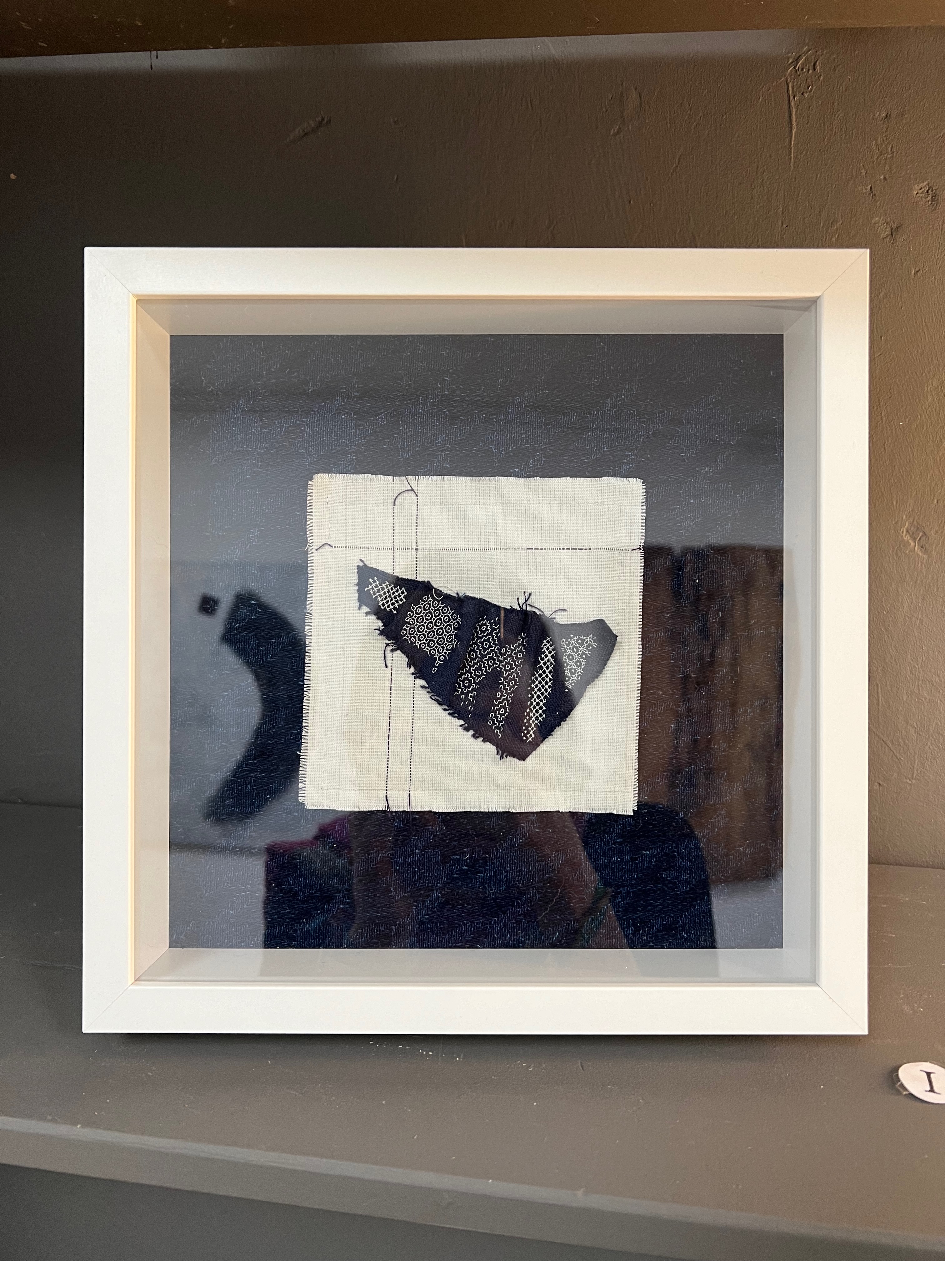 Bilderrahmen mit blauem Stoff und SashikoStickerei
