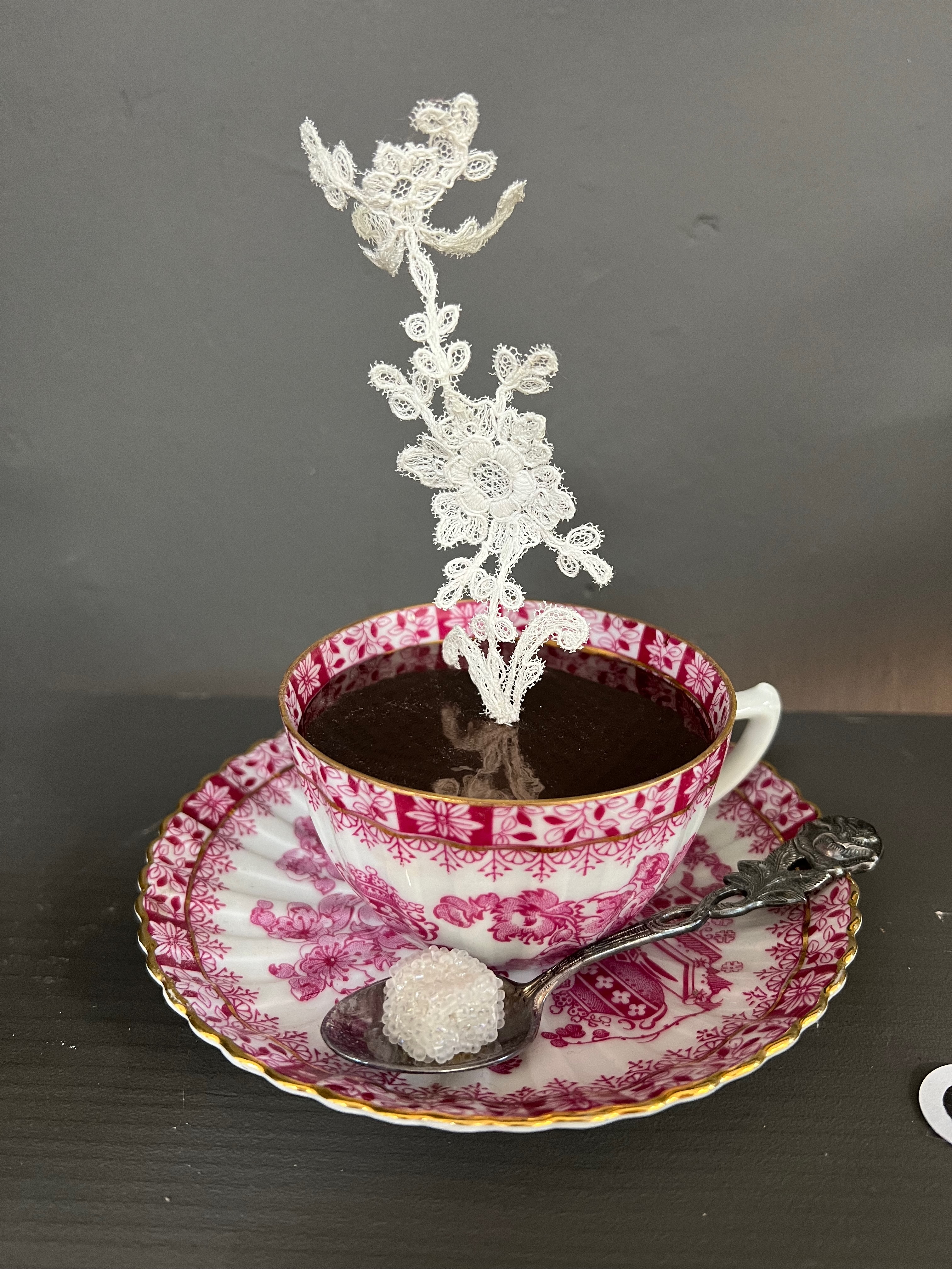 Teetasse mit Löffel und Zuckerwürfel