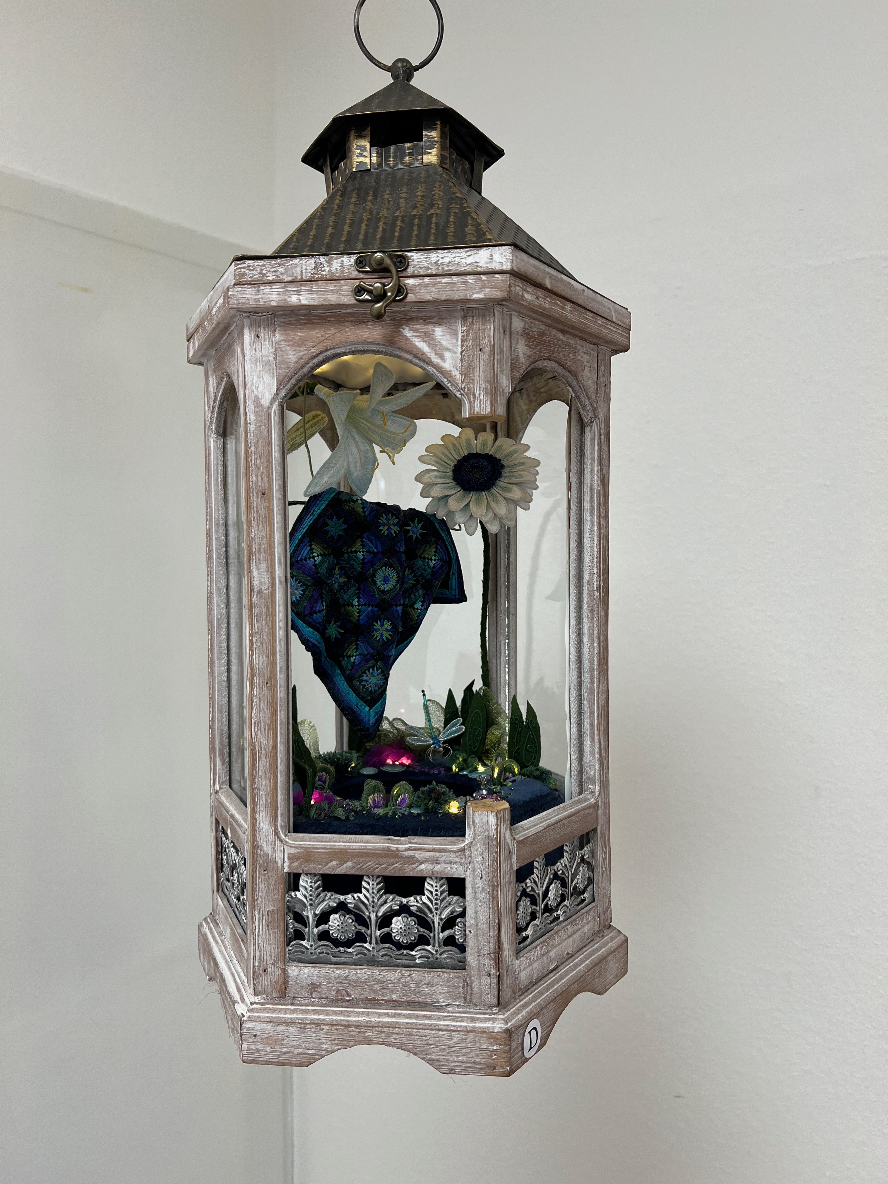 Holzlaterne mit Blumen und Quilt